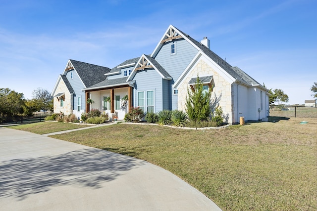 view of front of house featuring a front lawn