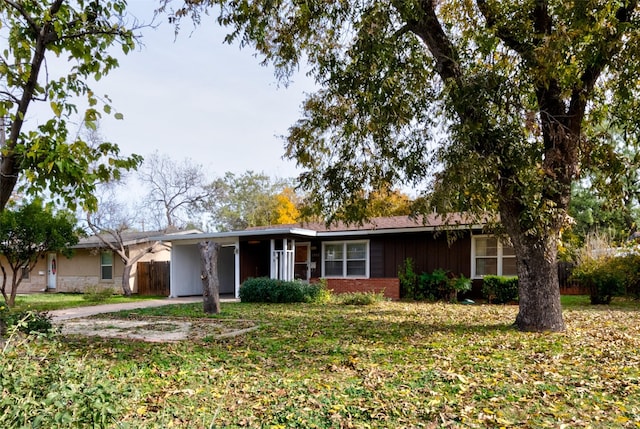 ranch-style house featuring a front yard