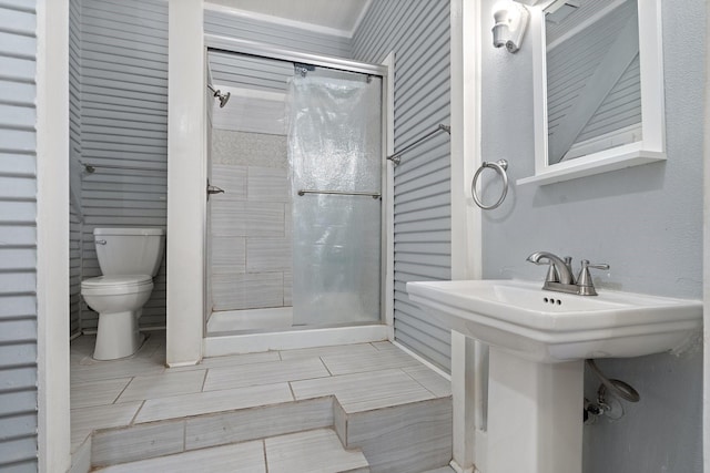 bathroom with a shower with shower curtain, toilet, ornamental molding, and sink