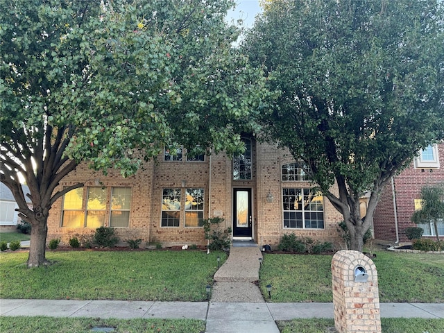 view of front of property with a front yard