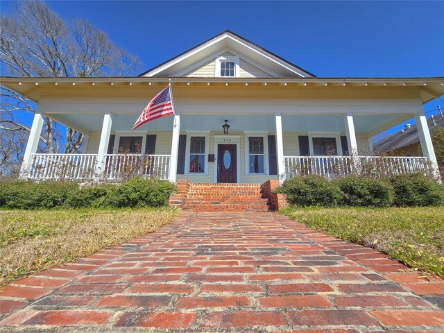 view of front of property featuring a front lawn