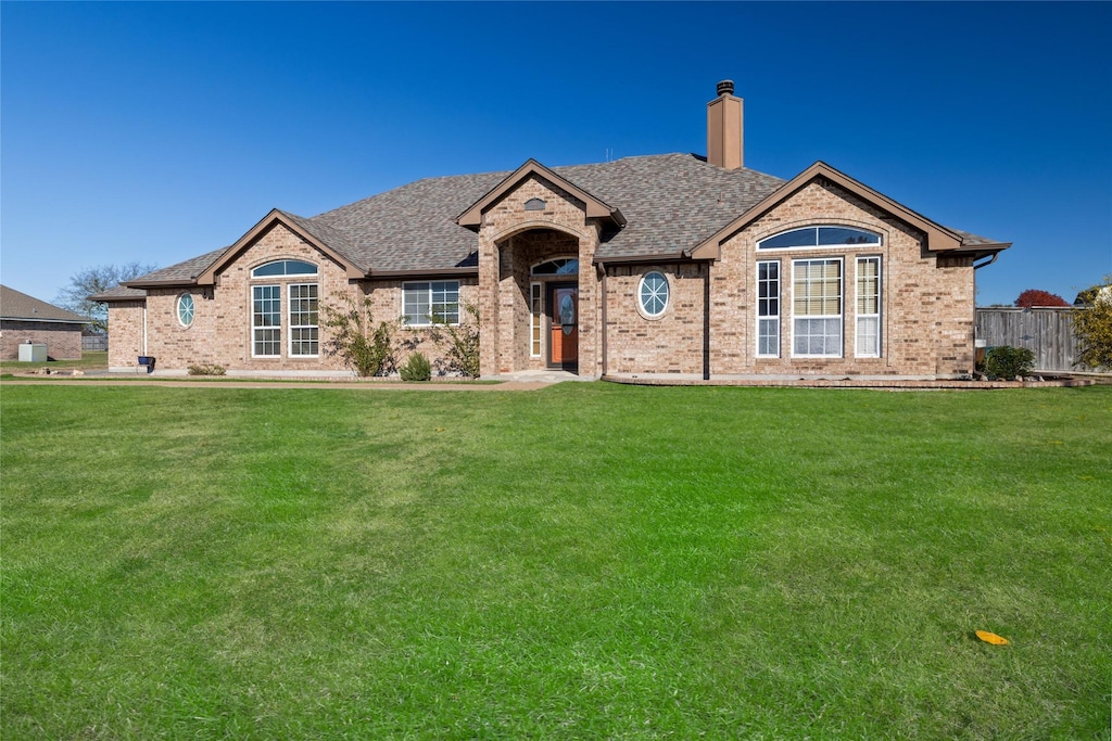 view of front of house featuring a front yard