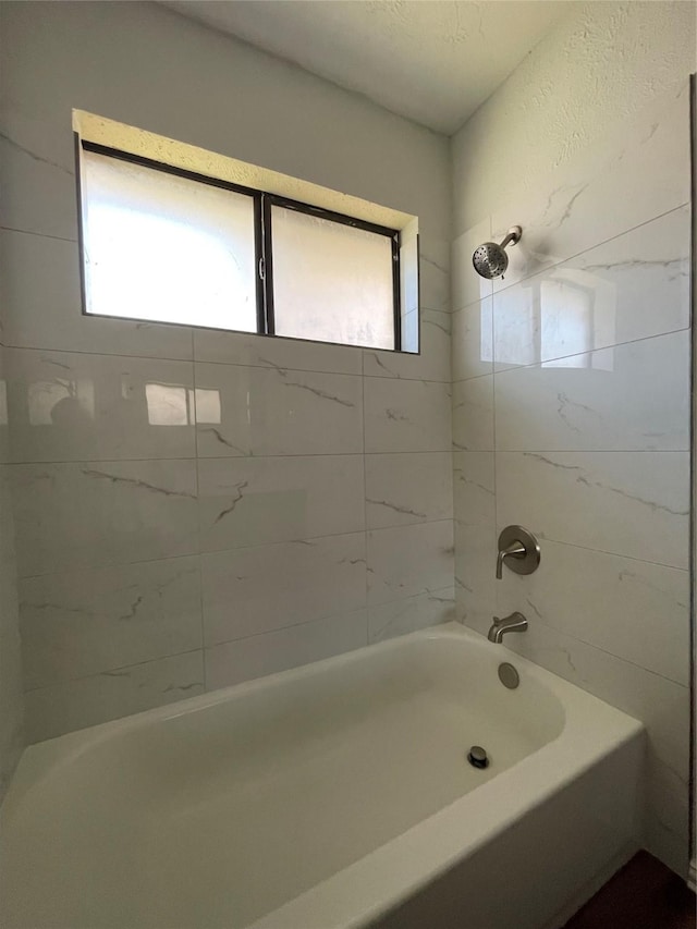 bathroom with tiled shower / bath combo