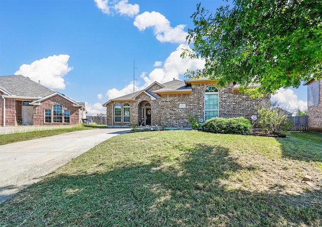 view of front of property featuring a front yard