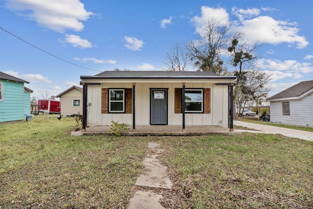 view of front of property featuring a porch and a front lawn