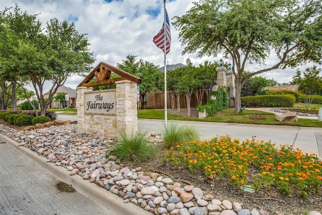 view of community / neighborhood sign