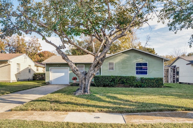 view of front of property featuring a front lawn