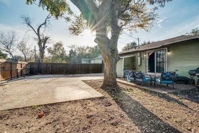 view of yard featuring a patio area