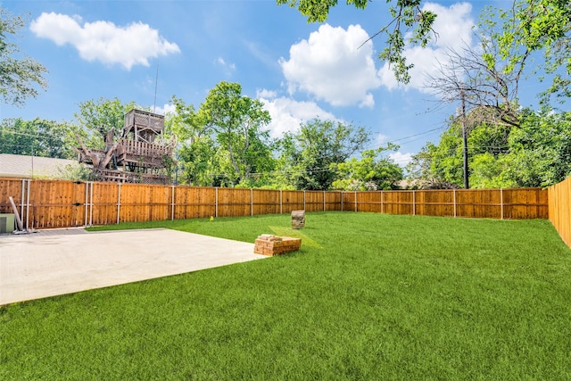 view of yard featuring a patio area