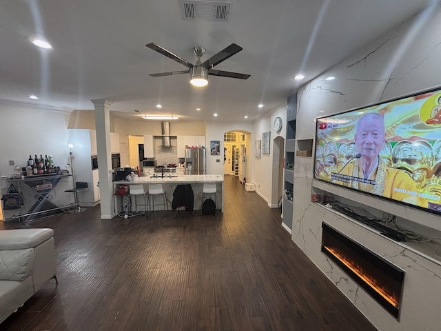 living room with dark wood-type flooring and ceiling fan