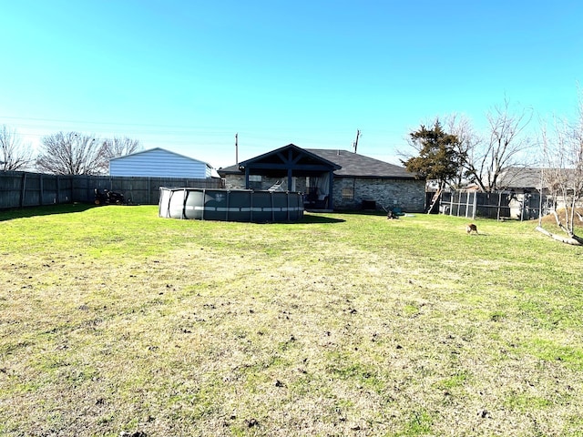 view of yard featuring a fenced in pool