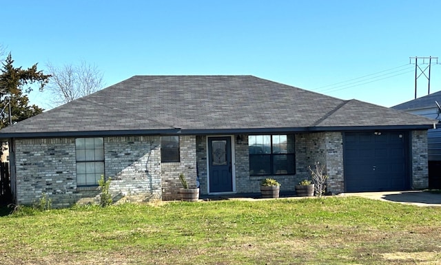 view of front of home featuring a garage and a front yard