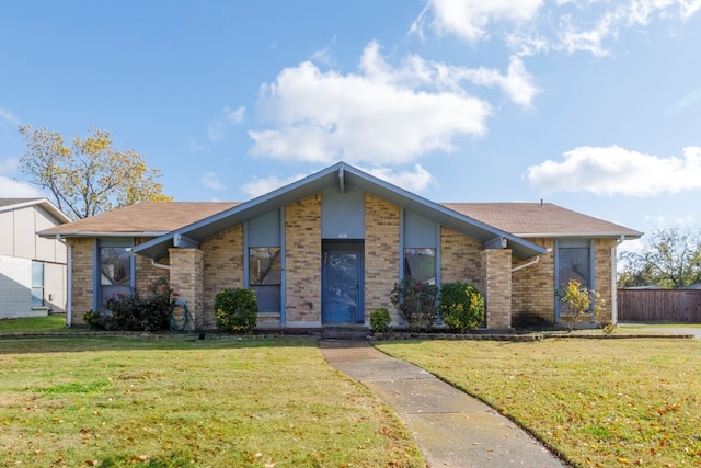 single story home with a front lawn