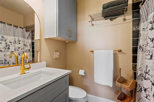 bathroom featuring a shower with curtain, vanity, and toilet