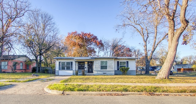 single story home with a front yard