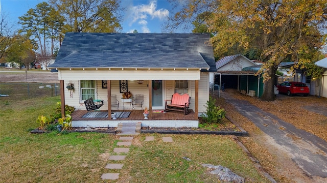 view of front facade featuring a porch and a front lawn