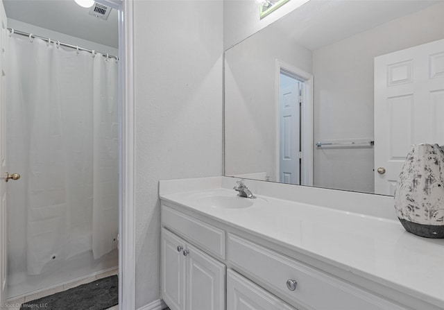 bathroom featuring a shower with curtain and vanity