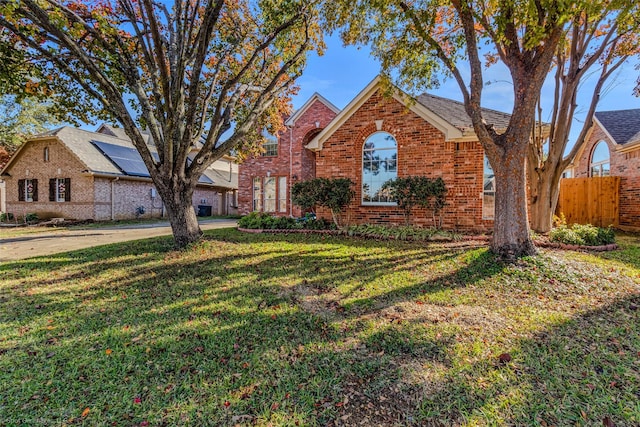 view of front of property featuring a front lawn