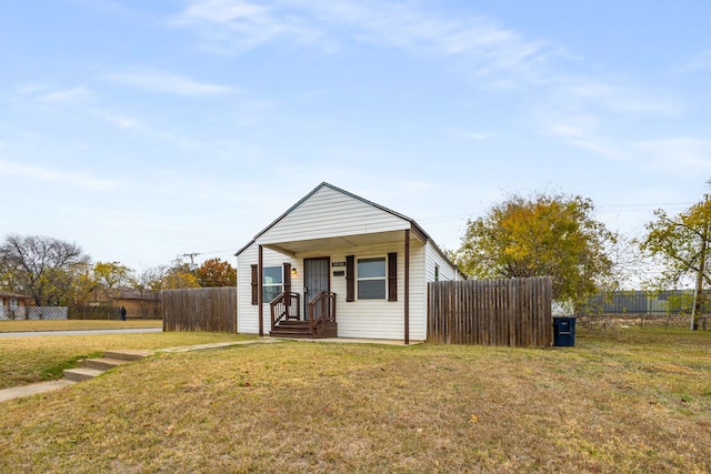 bungalow-style home featuring a front lawn and a porch