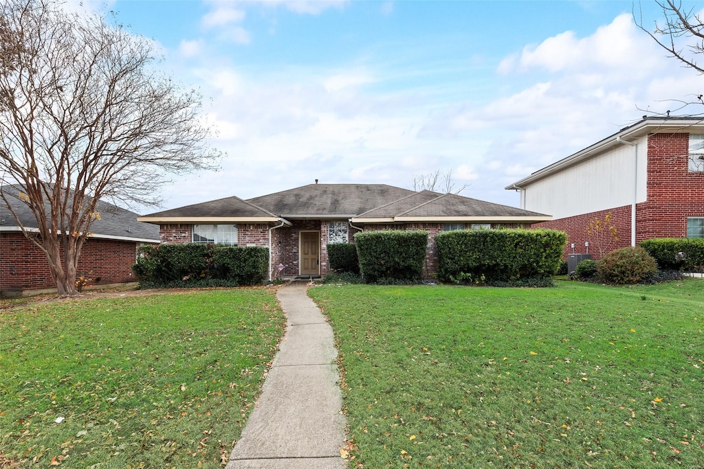 view of front of property featuring a front lawn