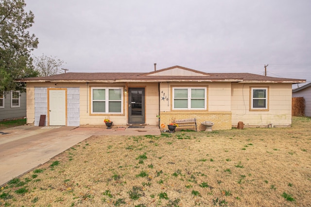 ranch-style home featuring a front lawn