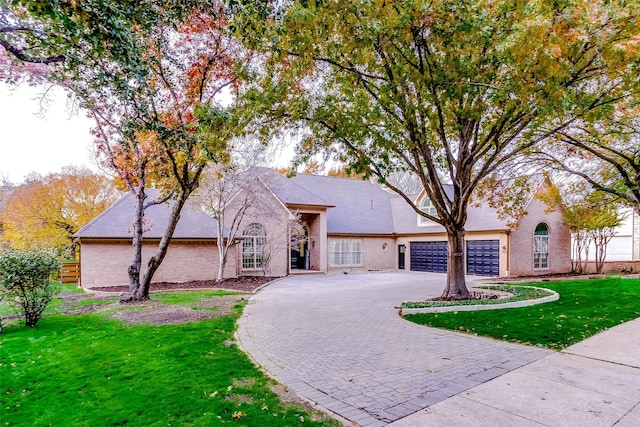 view of front facade featuring a front yard