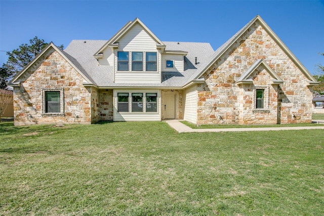 craftsman-style house featuring a front yard