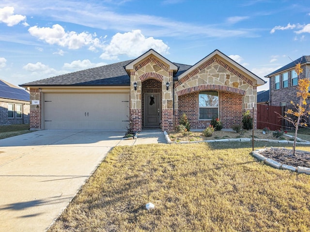 view of front facade featuring a garage and a front yard