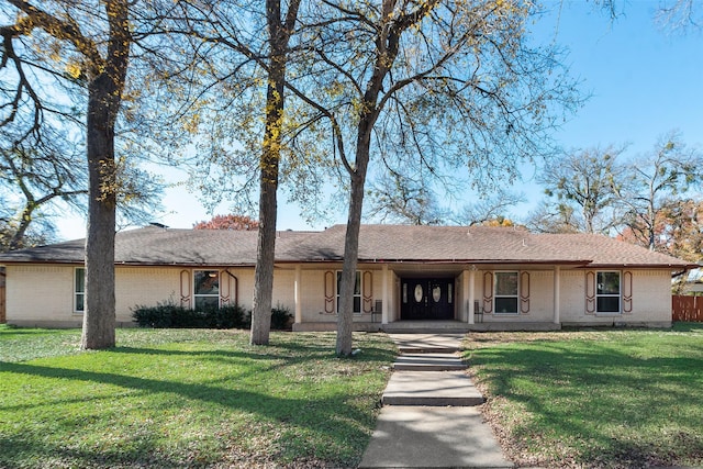 ranch-style home featuring a front lawn