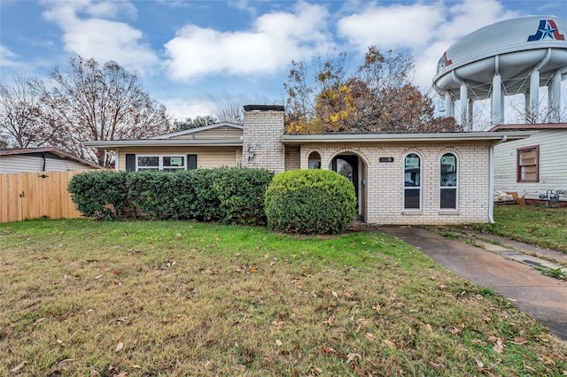 view of front of property featuring a front lawn