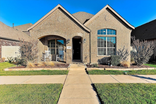 view of front of home featuring a porch and a front yard