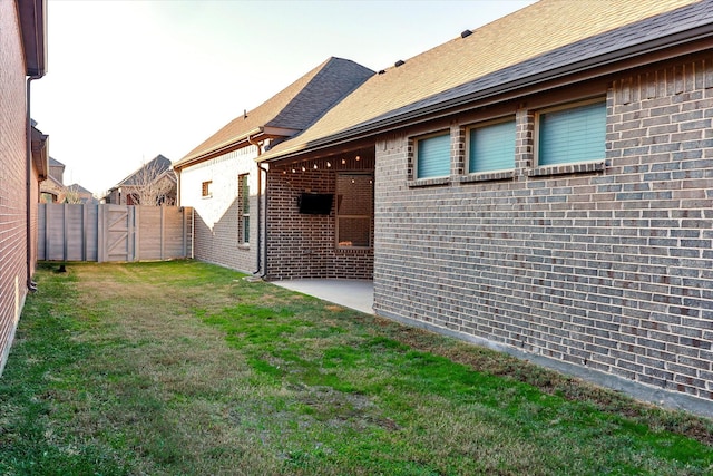 view of yard featuring a patio area