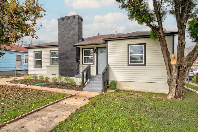 view of front facade featuring a front lawn