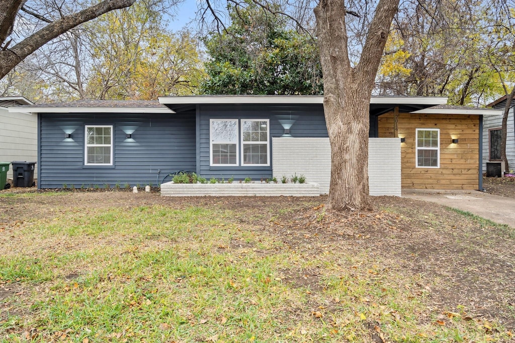 single story home featuring a front yard