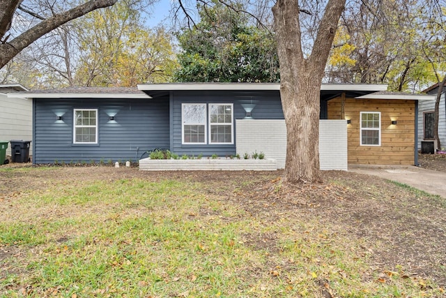 ranch-style home featuring a front lawn