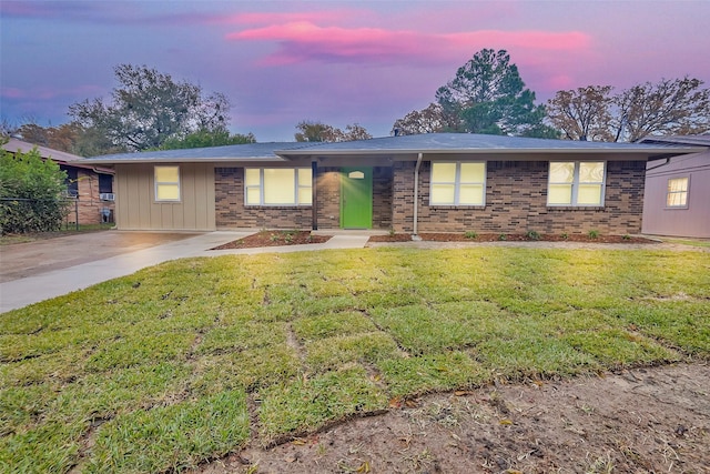 single story home with a lawn