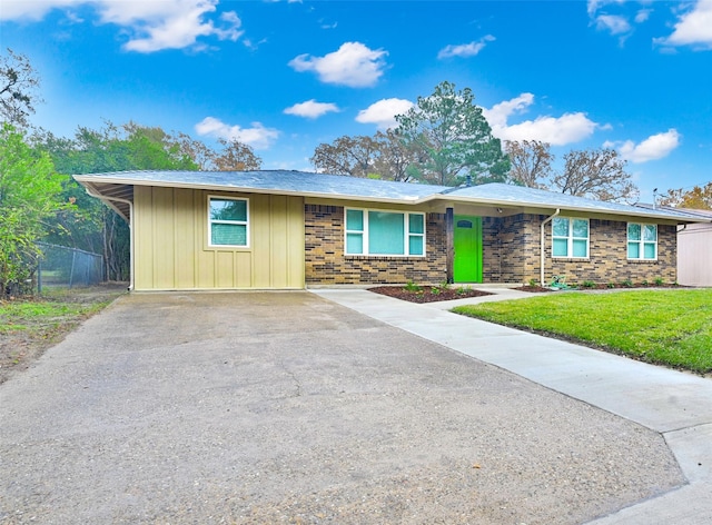 single story home featuring a front lawn