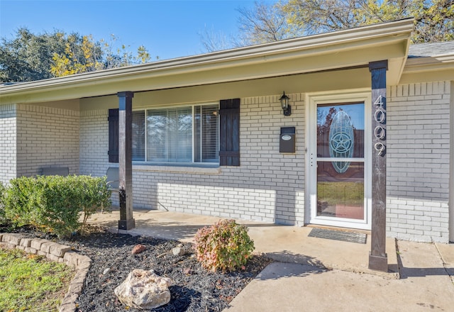 property entrance featuring a porch