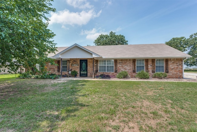 ranch-style home featuring a front lawn