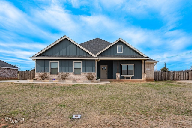 craftsman-style house featuring a front lawn