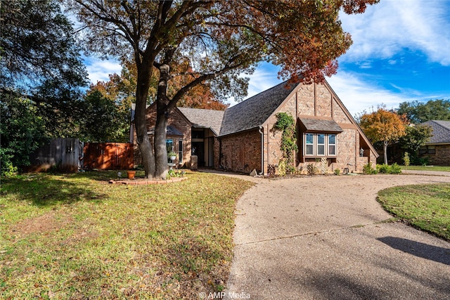 view of front of home featuring a front yard