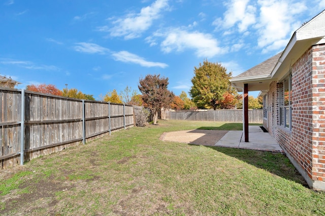 view of yard featuring a patio area