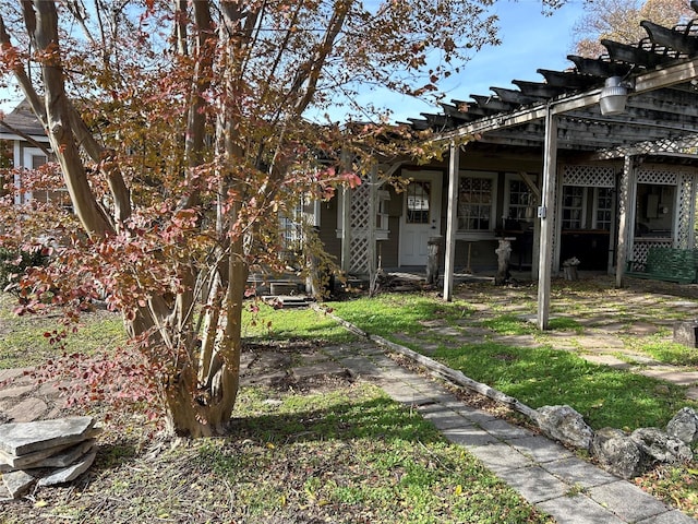 view of yard featuring a pergola