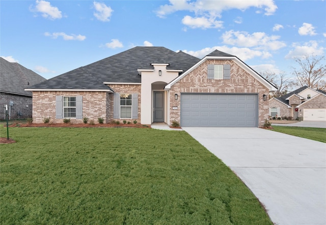 view of front facade with a garage and a front yard