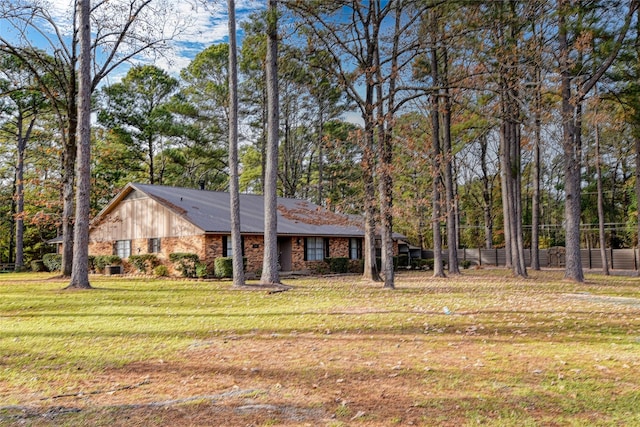 view of front of property with a front yard