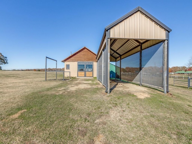 view of yard with an outbuilding