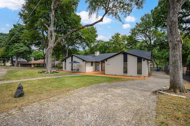 ranch-style home featuring a front yard