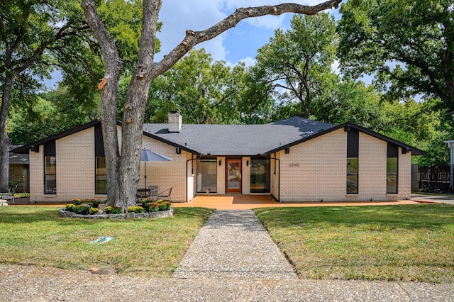 view of front of home featuring a front lawn