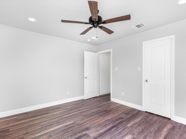 unfurnished room with dark wood-type flooring and ceiling fan