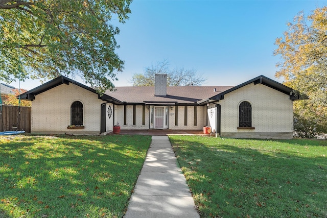 single story home featuring a front lawn